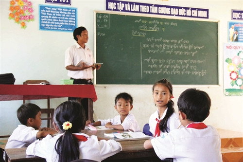 Chú trọng đưa chữ Chăm vào dạy và học trong nhà trường. Chú trọng đưa chữ Chăm vào dạy và học trong nhà trường.