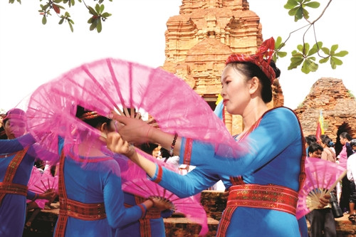 Luôn có chính sách bảo tồn, gìn giữ bản sắc văn hóa Chăm. Luôn có chính sách bảo tồn, gìn giữ bản sắc văn hóa Chăm.