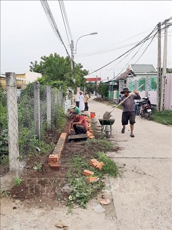 Đồng bào cùng sửa sang hệ thống đường giao thông nông thôn sạch đẹp để đón lễ hội Katê. Ảnh: Công Thử - TTXVN Đồng bào cùng sửa sang hệ thống đường giao thông nông thôn sạch đẹp để đón lễ hội Katê. Ảnh: Công Thử - TTXVN