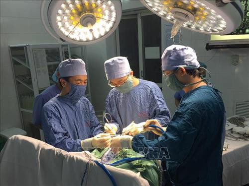 Bác sĩ Bệnh viện Đa khoa tỉnh Lạng Sơn thực hiện phẫu thuật mổ tụ máu sọ não. Ảnh: Ngọc Tùng – TTXVN