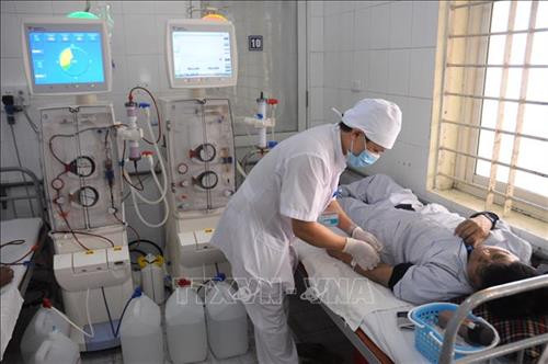 Bác sĩ Bệnh viện Đa khoa tỉnh Lạng Sơn chăm sóc bệnh nhân chạy thận. Ảnh: Ngọc Tùng – TTXVN
