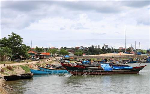 Quảng Trị đang tập trung nâng cấp và xây dựng khu neo đậu tránh trú bão cho tàu cá của ngư dân. Ảnh: Nguyên Lý-TTXVN Quảng Trị đang tập trung nâng cấp và xây dựng khu neo đậu tránh trú bão cho tàu cá của ngư dân. Ảnh: Nguyên Lý-TTXVN