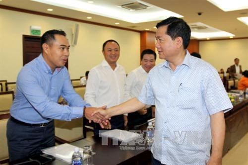 Bí thư Thành Ủy Thành phố Hồ Chí Minh Đinh La Thăng gặp gỡ các doanh nghiệp Bất động sản tại hội thảo. Ảnh: Thanh Vũ-TTXVN