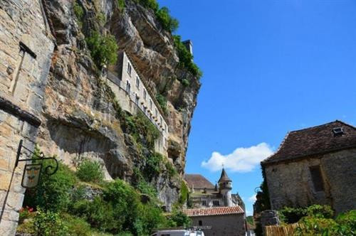 Ngôi làng cổ Rocamadour được xây dựng trên vách núi ở vùng Occitanie, miền tây nam Pháp. Từ thời Trung cổ, ngôi làng đã thu hút những người hành hương từ khắp châu Âu tới đây tham quan các công trình lịch sử và nhà thờ Đức Mẹ Maria. Thánh St Amator đã sống và qua đời tại ngôi làng Rocamadour ngay sau khi ông rời khỏi Jerusalem. Truyền thuyết kể rằng sau khi thi thể thánh St Amator được phát hiện, một số phép màu đã xảy ra. Ngôi làng bắt đầu thu hút nhiều người hành hương và ủng hộ từ các nhà vua Pháp, giúp ngôi làng xây dựng các nơi thờ cúng. Một lý do khác khiến Rocamadour thu hút nhiều du khách là phong cảnh đẹp. Các công trình cổ được xây dựng trên vách núi nhìn xuống sông Alzou. Các tòa nhà trong làng có độ cao cách mặt đất phía dưới khoảng 120m. Trung tâm của ngôi làng là nhà thờ hành hương Notre Dame, được cải tạo lại từ công trình gốc được xây dựng từ năm 1479. Ngoài ra, Rocamadour còn có nhiều công trình cổ kính khác được xây dựng từ thời Trung cổ. Du khách tham quan dọc một con đường dốc tại ngôi làng cổ Rocamadour. Những ngôi nhà được xây dựng trên vách đá dựng đứng. Ngôi làng cổ Rocamadour được xây dựng trên vách núi ở vùng Occitanie, miền tây nam Pháp. Từ thời Trung cổ, ngôi làng đã thu hút những người hành hương từ khắp châu Âu tới đây tham quan các công trình lịch sử và nhà thờ Đức Mẹ Maria. Thánh St Amator đã sống và qua đời tại ngôi làng Rocamadour ngay sau khi ông rời khỏi Jerusalem. Truyền thuyết kể rằng sau khi thi thể thánh St Amator được phát hiện, một số phép màu đã xảy ra. Ngôi làng bắt đầu thu hút nhiều người hành hương và ủng hộ từ các nhà vua Pháp, giúp ngôi làng xây dựng các nơi thờ cúng. Một lý do khác khiến Rocamadour thu hút nhiều du khách là phong cảnh đẹp. Các công trình cổ được xây dựng trên vách núi nhìn xuống sông Alzou. Các tòa nhà trong làng có độ cao cách mặt đất phía dưới khoảng 120m. Trung tâm của ngôi làng là nhà thờ hành hương Notre Dame, được cải tạo lại từ công trình gốc được xây dựng từ năm 1479. Ngoài ra, Rocamadour còn có nhiều công trình cổ kính khác được xây dựng từ thời Trung cổ. Du khách tham quan dọc một con đường dốc tại ngôi làng cổ Rocamadour. Những ngôi nhà được xây dựng trên vách đá dựng đứng.