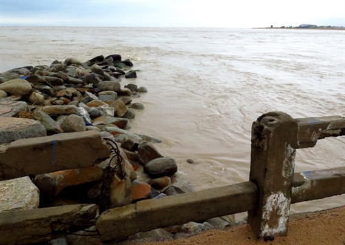 Nhiều hạng mục tại cảng cá xuống cấp đổ gãy. Ảnh: Thế Lập TTXVN Nhiều hạng mục tại cảng cá xuống cấp đổ gãy. Ảnh: Thế Lập TTXVN