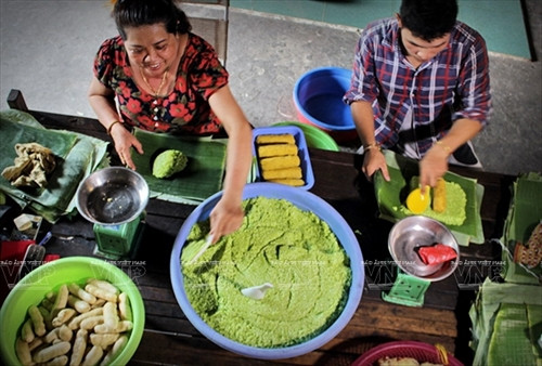 Những người thợ đang gói bánh.