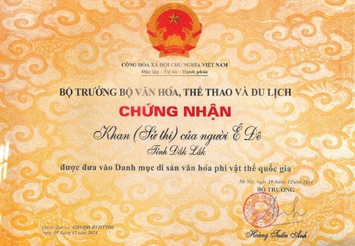 Bằng chứng nhận Di sản văn hóa phi vật thể Quốc gia cho sử thi dân tộc Ê Đê. Bằng chứng nhận Di sản văn hóa phi vật thể Quốc gia cho sử thi dân tộc Ê Đê.