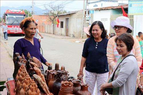 Gốm truyền thống Bàu Trúc của người Chăm ở Ninh Thuận thu hút du khách đến tham quan, mua sắm. Ảnh: Công Thử - TTXVN Gốm truyền thống Bàu Trúc của người Chăm ở Ninh Thuận thu hút du khách đến tham quan, mua sắm. Ảnh: Công Thử - TTXVN