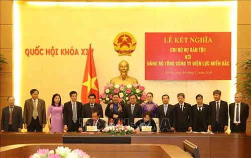 Đồng chí Thiều Kim Quỳnh, Phó Tổng giám đốc Công ty Điện lực miền Bắc và đồng chí Cao Thị Xuân, Phó Chủ tịch Hội đồng Dân tộc của Quốc hội ký kết biên bản kết nghĩa. Ảnh: Phương Hoa - TTXVN Đồng chí Thiều Kim Quỳnh, Phó Tổng giám đốc Công ty Điện lực miền Bắc và đồng chí Cao Thị Xuân, Phó Chủ tịch Hội đồng Dân tộc của Quốc hội ký kết biên bản kết nghĩa. Ảnh: Phương Hoa - TTXVN