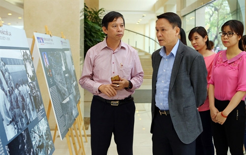 Ủy viên Trung ương Đảng, Tổng Giám đốc TTXVN Nguyễn Đức Lợi cùng các nhà báo tham quan các tác phẩm. Ảnh: Quang Quyết - TTXVN Ủy viên Trung ương Đảng, Tổng Giám đốc TTXVN Nguyễn Đức Lợi cùng các nhà báo tham quan các tác phẩm. Ảnh: Quang Quyết - TTXVN Phó Tổng Giám đốc TTXVN Nguyễn Hoài Dương cùng các nhà báo TTXVN tham quan các tác phẩm. Ảnh: Quang Quyết - TTXVN Phó Tổng Giám đốc Nguyễn Hoài Dương cùng các nhà báo TTXVN tham quan các tác phẩm. Ảnh: Quang Quyết - TTXVN Các tác phẩm thu hút sự quan tâm của cán bộ, nhân viên TTXVN. Ảnh: Quang Quyết - TTXVN Ủy viên Trung ương Đảng, Tổng Giám đốc TTXVN Nguyễn Đức Lợi cùng các nhà báo tham quan các tác phẩm. Ảnh: Quang Quyết - TTXVN Ủy viên Trung ương Đảng, Tổng Giám đốc TTXVN Nguyễn Đức Lợi cùng các nhà báo tham quan các tác phẩm. Ảnh: Quang Quyết - TTXVN Phó Tổng Giám đốc TTXVN Nguyễn Hoài Dương cùng các nhà báo TTXVN tham quan các tác phẩm. Ảnh: Quang Quyết - TTXVN Phó Tổng Giám đốc Nguyễn Hoài Dương cùng các nhà báo TTXVN tham quan các tác phẩm. Ảnh: Quang Quyết - TTXVN Các tác phẩm thu hút sự quan tâm của cán bộ, nhân viên TTXVN. Ảnh: Quang Quyết - TTXVN