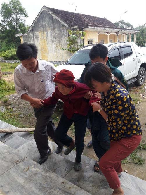 Người dân huyện miền núi Quỳ Hợp (Nghệ An) được di chuyển tới nơi an toàn tránh trú bão số 10. Ảnh: TTXVN phát Người dân huyện miền núi Quỳ Hợp (Nghệ An) được di chuyển tới nơi an toàn tránh trú bão số 10. Ảnh: TTXVN phát