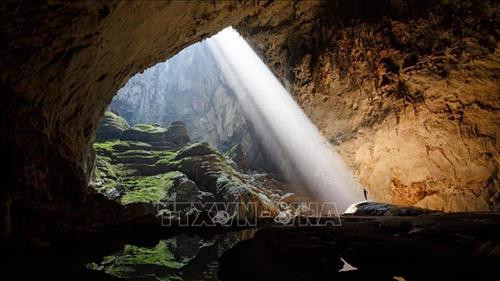 Ánh sáng chiếu xuống hang Sơn Đoòng càng tạo thêm vẻ đẹp lung linh, huyền ảo . Ảnh: TTXVN Ánh sáng chiếu xuống hang Sơn Đoòng càng tạo thêm vẻ đẹp lung linh, huyền ảo . Ảnh: TTXVN