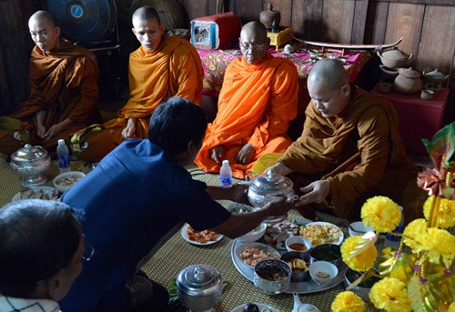 Nghi lễ đặt bát gạo hay còn gọi là “Lễ cơm vắt” của dân tộc Khmer