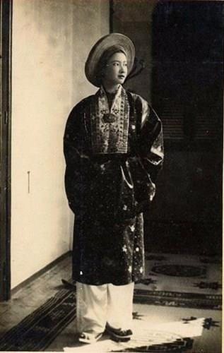 Nguyễn Hữu Thị Lan (trái), người sau này trở thành Nam Phương Hoàng Hậu được tiếp đón trên đèo Hải Vân trên đường ra kinh thành Huế làm lễ cưới với vua Bảo Đại, 1933. Quan chức Pháp xất hiện trong buổi tiếp đón Hoàng hậu tương lai của nhà Nguyễn ở Huế. Nam Phương Hoàng Hậu nhận đồ lễ từ các cung nữ trong Hoàng thành. Nam Phương Hoàng Hậu di chuyển trong Hoàng thành bằng xe kéo trong ngày thành hôn, tháng 3/1934. Bức chân dung của Nam Phương Hoàng Hậu Nam Phương Hoàng Hậu ở kinh thành Huế Chân dung nổi tiếng chụp trong ngày cưới của Nam Phương Hoàng Hậu. Vua Bảo Đại được rước bằng kiệu trong hôn lễ ở Hoàng thành. Ảnh: Aavh.org. Vua Bảo Đại xuống kiệu để gặp mặt Nam Phương Hoàng Hậu. Ảnh: Aavh.org. Nguyễn Hữu Thị Lan (trái), người sau này trở thành Nam Phương Hoàng Hậu được tiếp đón trên đèo Hải Vân trên đường ra kinh thành Huế làm lễ cưới với vua Bảo Đại, 1933. Quan chức Pháp xất hiện trong buổi tiếp đón Hoàng hậu tương lai của nhà Nguyễn ở Huế. Nam Phương Hoàng Hậu nhận đồ lễ từ các cung nữ trong Hoàng thành. Nam Phương Hoàng Hậu di chuyển trong Hoàng thành bằng xe kéo trong ngày thành hôn, tháng 3/1934. Bức chân dung của Nam Phương Hoàng Hậu Nam Phương Hoàng Hậu ở kinh thành Huế Chân dung nổi tiếng chụp trong ngày cưới của Nam Phương Hoàng Hậu. Vua Bảo Đại được rước bằng kiệu trong hôn lễ ở Hoàng thành. Ảnh: Aavh.org. Vua Bảo Đại xuống kiệu để gặp mặt Nam Phương Hoàng Hậu. Ảnh: Aavh.org.