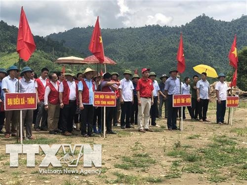 Các đại biểu và nhân dân xã Phong Dụ Thượng, huyện Văn Yên, tỉnh Yên Bái tham dự Lễ khởi công. Ảnh: Việt Dũng - TTXVN Các đại biểu và nhân dân xã Phong Dụ Thượng, huyện Văn Yên, tỉnh Yên Bái tham dự Lễ khởi công. Ảnh: Việt Dũng - TTXVN