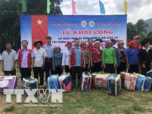 Hội tán trợ Chữ Thập đỏ tình người thành phố Hà Nội trao chăn ấm cho các hộ gia đình tại khu tái định cư. Ảnh: Việt Dũng - TTXVN Hội tán trợ Chữ Thập đỏ tình người thành phố Hà Nội trao chăn ấm cho các hộ gia đình tại khu tái định cư. Ảnh: Việt Dũng - TTXVN