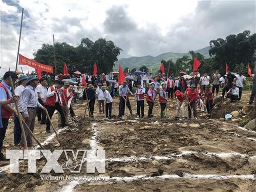 Các đại biểu và nhân dân xã Phong Dụ Thượng tham dự Lễ khởi công. Ảnh: Việt Dũng - TTXVN Các đại biểu và nhân dân xã Phong Dụ Thượng tham dự Lễ khởi công. Ảnh: Việt Dũng - TTXVN