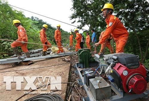 Công nhân Chi nhánh Lưới điện cao thế Sơn La vận chuyển thiết bị và lắp đặt cột tạm. Ảnh: Ngọc Hà - TTXVN Công nhân Chi nhánh Lưới điện cao thế Sơn La vận chuyển thiết bị và lắp đặt cột tạm. Ảnh: Ngọc Hà - TTXVN