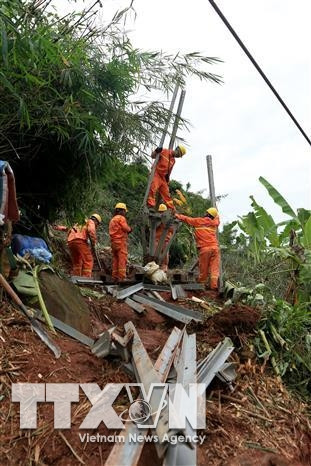 Công nhân Chi nhánh Lưới điện cao thế Sơn La vận chuyển thiết bị và lắp đặt cột tạm. Ảnh: Ngọc Hà - TTXVN Công nhân Chi nhánh Lưới điện cao thế Sơn La vận chuyển thiết bị và lắp đặt cột tạm. Ảnh: Ngọc Hà - TTXVN