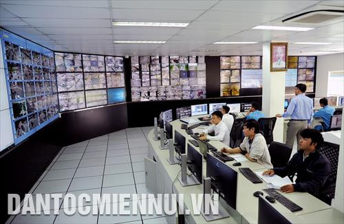 Trung tâm giám sát và điều khiển giao thông Thành phố Hồ Chí Minh được tích hợp hệ thống giám sát, đo đếm lưu lượng xe lưu thông, xử lý các sự cố giao thông, đảm bảo an ninh trật tự trên các tuyến đường tại các Quận, Huyện trên địa bàn Thành phố. Ảnh: An Hiếu
