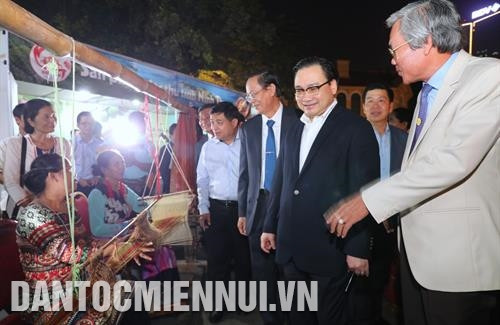 Ủy viên Bộ Chính trị, Bí thư Thành ủy Hà Nội Hoàng Trung Hải và các đại biểu tham quan gian hàng, sản phẩm đặc trưng của tỉnh Ninh Thuận. Ảnh: Khải Hoàn