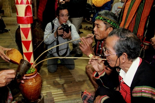 Hai gia đình cùng nhấp rượu cần để tỏ lòng thân thiết.