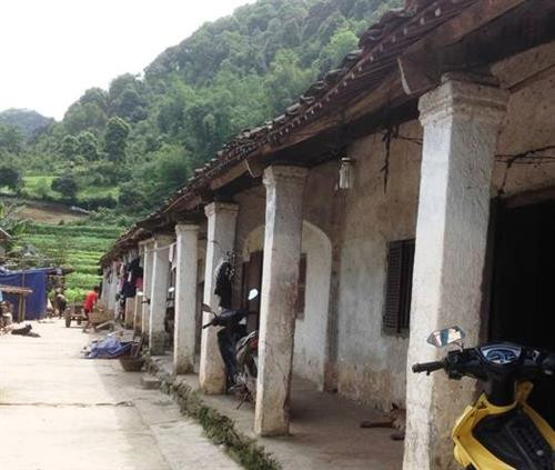 Những dãy nhà trình tường tại xóm Bản Chang, xã Thành Công giữ nguyên được bản sắc dân tộc.