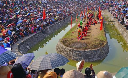 Kéo co ngồi là một trò trình diễn nghi lễ trong hội làng tại đền Quán Thánh, phường Thạch Bàn, quận Long Biên, thành phố Hà Nội Chạy thi lấy nước nấu cơm cùng với chạy cờ, kéo mỏ và vật thờ là 4 trò trình diễn luôn được thực hành mang tính nghi lễ trong hội đền Vua Bà ở Sóc Sơn. Một trận đấu kéo mỏ rất quyết liệt với sự chứng kiến của đông đảo khán giả Kéo song là món ăn tinh thần không thể thiếu của người dân 3 làng Hương Canh, Ngọc Canh và Tiên Canh tỉnh Vĩnh Phúc mỗi khi xuân về. Chân dung các song thủ trong một trận kéo song, họ luôn cống hiến hết sức vì màu cờ sắc áo. Các song thủ đứng hàng đầu ở các đội thường có sức khỏe rất tốt, đạp chân vào cột để giữ thăng bằng và để tăng thêm lực Sợi song bị ghìm, bị kéo qua kéo lại sát lỗ cột đến mức nóng bỏng bốc khói. Do bàn tay bàn chân luôn va chạm vào cột và sợi dây song nên thương tích là điều không tránh khỏi Trận đấu đầy kịch tính diễn ra tại huyện Bắc Hà tỉnh Lào Cai của 2 đội nữ người dân tộc Tày và dân tộc Dao. Các bé thiếu nhi luôn nhiệt tình và rất hứng khởi với trò chơi kéo co ở tỉnh Phú Thọ. Các đồng chí bộ đội tỉnh Đắk Lắk đang tung hết sức mình cùng với bà con trong trận chung kết kéo co Niềm vui của đội kéo co Mạn Đường khi chiến thắng