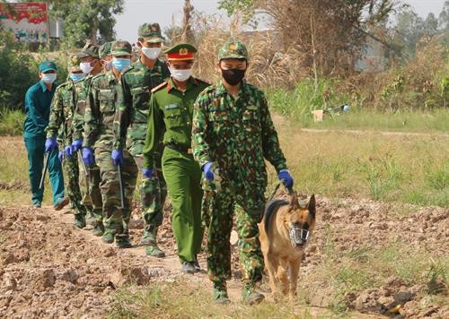 Cán bộ, chiến sĩ phòng, chống dịch COVID-19 số 4 của Đồn Biên phòng quốc tế Vĩnh Xương (Bộ đội Biên phòng tỉnh An Giang) tuần tra, kiểm soát đường mòn lối mở ở khu vực biên giới, ngăn không cho người dân xuất, nhập cảnh trái phép. Ảnh: Công Mạo Cán bộ, chiến sĩ phòng, chống dịch COVID-19 số 4 của Đồn Biên phòng quốc tế Vĩnh Xương (Bộ đội Biên phòng tỉnh An Giang) tuần tra, kiểm soát đường mòn lối mở ở khu vực biên giới, ngăn không cho người dân xuất, nhập cảnh trái phép. Ảnh: Công Mạo