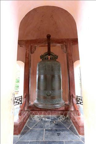 Bảo vật quốc gia Đại Hồng Chung (đúc năm 1710, nặng 1.985,8 kg) trong khuôn viên chùa Thiên Mụ. Ảnh: Nhật Anh - TTXVN Bảo vật quốc gia Đại Hồng Chung (đúc năm 1710, nặng 1.985,8 kg) trong khuôn viên chùa Thiên Mụ. Ảnh: Nhật Anh - TTXVN