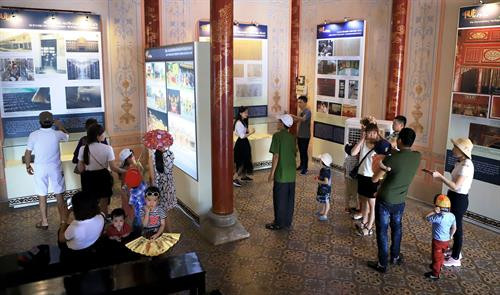 Triển lãm “Huế - một điểm đến 5 di sản” ở Tả Vu - Đại Nội Huế thu hút nhiều lượt khách tham quan. Ảnh: Hoàng Hùng -TTXVN