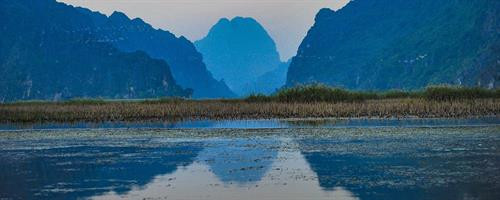 Chiều về trên đầm Vân Long. Cò, vạc và các loại chim nước về đây, sống và kiếm ăn ở hệ sinh thái ngập nước Vân Long vào mùa khô. Mỗi dịp đông đến Vân Long lại tràn ngập sắc trắng của những đàn cò trắng lên đến cả nghìn con bay về trú ngụ tạo nên khung cảnh nên thơ. Hàng nghìn loài chim, cò, vạc các loại tựu về đây, sống chen chúc trên những thảm rừng nguyên sinh trên núi đá vôi, hoặc kiếm sống ở các hệ sinh thái dưới ngập nước… Tiếng kêu của chúng làm xôn xao cả một vùng không gian vốn tĩnh lặng. Mỗi dịp đông đến Vân Long lại tràn ngập sắc trắng của những đàn cò trắng lên đến cả nghìn con bay về trú ngụ ... tạo nên khung cảnh vô cùng nên thơ. Đầm Vân Long Những khu rừng tràm tại Vân Long là nơi trú ngụ của những đàn cò lớn, là nơi ghỉ ngơi của chúng sau mỗi ngày kiếm ăn. Chiều về trên đầm Vân Long. Cò, vạc và các loại chim nước về đây, sống và kiếm ăn ở hệ sinh thái ngập nước Vân Long vào mùa khô. Mỗi dịp đông đến Vân Long lại tràn ngập sắc trắng của những đàn cò trắng lên đến cả nghìn con bay về trú ngụ tạo nên khung cảnh nên thơ. Hàng nghìn loài chim, cò, vạc các loại tựu về đây, sống chen chúc trên những thảm rừng nguyên sinh trên núi đá vôi, hoặc kiếm sống ở các hệ sinh thái dưới ngập nước… Tiếng kêu của chúng làm xôn xao cả một vùng không gian vốn tĩnh lặng. Mỗi dịp đông đến Vân Long lại tràn ngập sắc trắng của những đàn cò trắng lên đến cả nghìn con bay về trú ngụ ... tạo nên khung cảnh vô cùng nên thơ. Đầm Vân Long Những khu rừng tràm tại Vân Long là nơi trú ngụ của những đàn cò lớn, là nơi ghỉ ngơi của chúng sau mỗi ngày kiếm ăn.