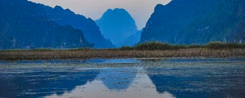 Chiều về trên đầm Vân Long. Cò, vạc và các loại chim nước về đây, sống và kiếm ăn ở hệ sinh thái ngập nước Vân Long vào mùa khô. Mỗi dịp đông đến Vân Long lại tràn ngập sắc trắng của những đàn cò trắng lên đến cả nghìn con bay về trú ngụ tạo nên khung cảnh nên thơ. Hàng nghìn loài chim, cò, vạc các loại tựu về đây, sống chen chúc trên những thảm rừng nguyên sinh trên núi đá vôi, hoặc kiếm sống ở các hệ sinh thái dưới ngập nước… Tiếng kêu của chúng làm xôn xao cả một vùng không gian vốn tĩnh lặng. Mỗi dịp đông đến Vân Long lại tràn ngập sắc trắng của những đàn cò trắng lên đến cả nghìn con bay về trú ngụ ... tạo nên khung cảnh vô cùng nên thơ. Đầm Vân Long Những khu rừng tràm tại Vân Long là nơi trú ngụ của những đàn cò lớn, là nơi ghỉ ngơi của chúng sau mỗi ngày kiếm ăn.