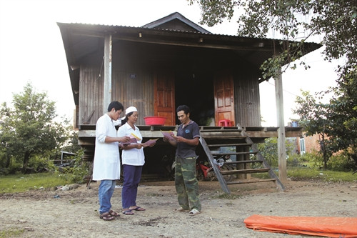 Cán bộ y tế xã Krông Na, huyện Buôn Đôn hướng dẫn người dân phòng, chống dịch bệnh