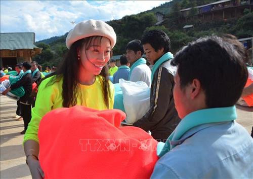 Đoàn từ thiện trao quà cho người dân xã Huổi Mí. Ảnh: Văn Dũng - TTXVN Đoàn từ thiện trao quà cho người dân xã Huổi Mí. Ảnh: Văn Dũng - TTXVN