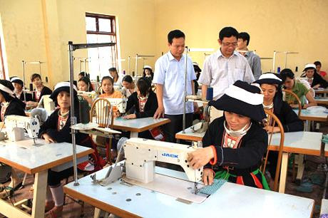 Học nghề may công nghiệp ở huyện Ngọc Lặc. Ảnh: vanhoadoisong.vn