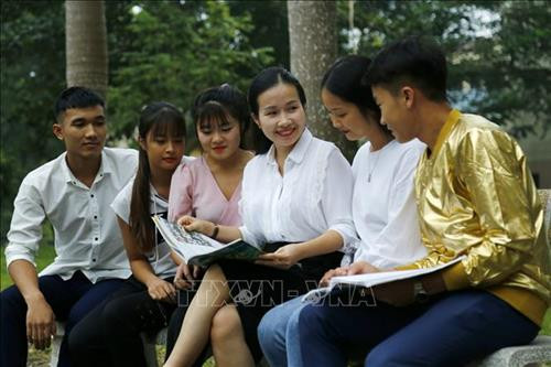 Cô Cúc luôn gần gũi các em sinh viên . Ảnh: Nam Sương - TTXVN