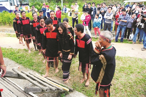 Đồng bào M’Nông ở buôn Jiê Juk, xã Đăk Phơi, huyện Lắk và đồng bào Ê-đê, buôn Kô Siêr, thành phố Buôn Mê Thuột trong Lễ kết nghĩa anh em