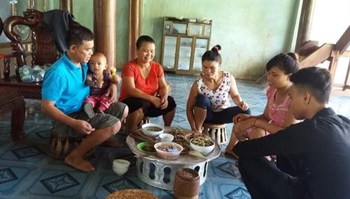 Những ngày này người Khơ Mú ở xã vùng cao Bảo Thắng, Kỳ Sơn (Nghệ An) rủ nhau vào rừng hái măng luồng để chế biến món măng trộn tro bếp. Ảnh: Lữ Phú Đây là loại măng có vị ngọt và có màu sáng hơn các loại măng khác. Để hái được măng người dân phải mất cả nửa ngày... Ảnh: Lữ Phú Quy trình chế biến biến món ăn này cũng khá công phu. Ảnh: Lữ Phú Sau khi rửa sạch, người dân cắt nhỏ măng thành từng miếng, sau đó ngâm nước 1 đến 2 ngày, cho măng có vị chua và giảm vị hăng của măng, sau đó đến công đoạn trộn với tro bếp. Ảnh: Lữ Phú Đây là công đoạn quan trọng nhất để tạo hương vị cho món ăn, cũng là cách bảo quản măng hữu hiệu, loại tro dùng để trộn phải là tro mun mới đun, còn ở trong bếp lửa. Ảnh: Lữ Phú Sau khi trộn tro được 10 phút, măng rửa sạch, đập nát và thái thành từng miếng nhỏ. Ảnh: Lữ Phú Chị Xeo Thị Bún, bản Cha Ka 1, xã Bảo Thắng cho biết: Măng sau khi được ngâm nước và trộn tro bếp thì có thể chế biến được rất nhiều món ăn, có thể xào với nhiều loại thịt khác nhau, cũng có thể nấu canh. Trong ảnh là món măng xào thịt bò. Ảnh: Lữ Phú Cũng có thể nấu canh với tro của lá sả sau khi đốt cháy. Ảnh: Lữ Phú Với tập quán du canh du cư trước đây của đồng bào Khơ Mú thì việc bảo quản và dự trữ thức ăn gặp rất nhiều khó khăn. Tuy nhiên đồng bào đã biết sử dụng phương pháp hun khói, thịt phơi gác bếp hay là măng trộn tro bếp để bảo quản thực phẩm được lâu dài qua mùa sản xuất nương rẫy. Trước đây khi nguồn thực phẩm còn khan hiếm, thì món măng trộn tro bếp là nguồn thực phẩm chính giúp đồng bào vượt qua đói khát vào mùa giáp hạt. . Ảnh: Lữ Phú Những ngày này người Khơ Mú ở xã vùng cao Bảo Thắng, Kỳ Sơn (Nghệ An) rủ nhau vào rừng hái măng luồng để chế biến món măng trộn tro bếp. Ảnh: Lữ Phú Đây là loại măng có vị ngọt và có màu sáng hơn các loại măng khác. Để hái được măng người dân phải mất cả nửa ngày... Ảnh: Lữ Phú Quy trình chế biến biến món ăn này cũng khá công phu. Ảnh: Lữ Phú Sau khi rửa sạch, người dân cắt nhỏ măng thành từng miếng, sau đó ngâm nước 1 đến 2 ngày, cho măng có vị chua và giảm vị hăng của măng, sau đó đến công đoạn trộn với tro bếp. Ảnh: Lữ Phú Đây là công đoạn quan trọng nhất để tạo hương vị cho món ăn, cũng là cách bảo quản măng hữu hiệu, loại tro dùng để trộn phải là tro mun mới đun, còn ở trong bếp lửa. Ảnh: Lữ Phú Sau khi trộn tro được 10 phút, măng rửa sạch, đập nát và thái thành từng miếng nhỏ. Ảnh: Lữ Phú Chị Xeo Thị Bún, bản Cha Ka 1, xã Bảo Thắng cho biết: Măng sau khi được ngâm nước và trộn tro bếp thì có thể chế biến được rất nhiều món ăn, có thể xào với nhiều loại thịt khác nhau, cũng có thể nấu canh. Trong ảnh là món măng xào thịt bò. Ảnh: Lữ Phú Cũng có thể nấu canh với tro của lá sả sau khi đốt cháy. Ảnh: Lữ Phú Với tập quán du canh du cư trước đây của đồng bào Khơ Mú thì việc bảo quản và dự trữ thức ăn gặp rất nhiều khó khăn. Tuy nhiên đồng bào đã biết sử dụng phương pháp hun khói, thịt phơi gác bếp hay là măng trộn tro bếp để bảo quản thực phẩm được lâu dài qua mùa sản xuất nương rẫy. Trước đây khi nguồn thực phẩm còn khan hiếm, thì món măng trộn tro bếp là nguồn thực phẩm chính giúp đồng bào vượt qua đói khát vào mùa giáp hạt. . Ảnh: Lữ Phú