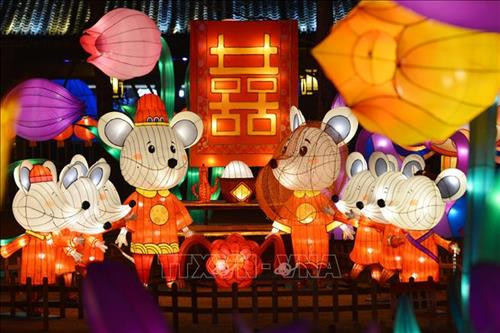 Tượng chú chuột vàng biểu tượng của Năm Canh Tý chào đón du khách tại Đền Tatsumizu ở tỉnh Mie, miền trung Nhật Bản. Ảnh: Kyodo/TTXVN Trang trí đèn lồng đón Tết cổ truyền Canh Tý tại Bắc Kinh, Trung Quốc. Ảnh: THX/TTXVN Các nghệ sĩ biểu diễn màn múa sư tử chào đón Tết Nguyên đán Canh Tý tại Liege, Bỉ, ngày 18/1/2020. Ảnh: THX/ TTXVN Đèn lồng rực rỡ sắc màu chào đón Tết Nguyên đán Canh Tý tại tỉnh Giang Tô, Trung Quốc, ngày 8/1/2020. Ảnh: THX/ TTXVN Người dân chọn mua câu đối chào đón Tết Nguyên đán Canh Tý tại khu chợ ở tỉnh Hải Nam, Trung Quốc, ngày 9/1/2020. Ảnh: THX/ TTXVN Trẻ em thưởng thức món ăn truyền thống trong dịp Năm mới tại tỉnh Giang Tô, Trung Quốc. Ảnh: THX/TTXVN Đèn lồng được thắp sáng rực rỡ để chào đón năm mới tại tỉnh Cam Túc, Trung Quốc, ngày 17/1/2020. Ảnh: THX/ TTXVN Đèn lồng đỏ trang trí tại khu phố người Hoa ở Yangon, Myanmar. Ảnh: THX/TTXVN Người dân mua sắm tại một siêu thị của người Hoa chuẩn bị đón Tết cổ truyền Canh Tý ở Toronto, Canada, ngày 21/1. Ảnh: THX/TTXVN Chào đón Năm mới 2020 trên đỉnh Núi Shiniu ở tỉnh Phúc Kiến, Trung Quốc. Ảnh: THX/TTXVN Người dân chiêm ngưỡng các tác phẩm tại Triển lãm đèn lồng nghệ thuật chào Năm mới ở thành phố Lâm Nghi, tỉnh Sơn Đông, miền đông Trung Quốc, ngày 4/1/2020. Ảnh: THX/ TTXVN Màn múa sư tử chào đón Tết cổ truyền Canh Tý tại khu phố người Hoa ở Manila, Philippines, ngày 25/1. Ảnh: THX/TTXVN Người dân thăm cung hoàng gia Gyeongbo ở Seoul, Hàn Quốc trong dịp Tết Canh Tý ngày 25/1. Ảnh: YONHAP/TTXVN Đèn lồng được thắp sáng rực rỡ để chào đón năm mới tại Khu tự trị dân tộc Choang Quảng Tây, Trung Quốc, ngày 17/1/2020. Ảnh: THX/ TTXVN Vũ công biểu diễn màn múa sư tử chào đón Tết Nguyên đán Canh Tý tại Kota Kinabalu, Sabah, Malaysia, ngày 11/1/2020. Ảnh: THX/ TTXVN Tượng chú chuột vàng biểu tượng của Năm Canh Tý chào đón du khách tại Đền Tatsumizu ở tỉnh Mie, miền trung Nhật Bản. Ảnh: Kyodo/TTXVN Trang trí đèn lồng đón Tết cổ truyền Canh Tý tại Bắc Kinh, Trung Quốc. Ảnh: THX/TTXVN Các nghệ sĩ biểu diễn màn múa sư tử chào đón Tết Nguyên đán Canh Tý tại Liege, Bỉ, ngày 18/1/2020. Ảnh: THX/ TTXVN Đèn lồng rực rỡ sắc màu chào đón Tết Nguyên đán Canh Tý tại tỉnh Giang Tô, Trung Quốc, ngày 8/1/2020. Ảnh: THX/ TTXVN Người dân chọn mua câu đối chào đón Tết Nguyên đán Canh Tý tại khu chợ ở tỉnh Hải Nam, Trung Quốc, ngày 9/1/2020. Ảnh: THX/ TTXVN Trẻ em thưởng thức món ăn truyền thống trong dịp Năm mới tại tỉnh Giang Tô, Trung Quốc. Ảnh: THX/TTXVN Đèn lồng được thắp sáng rực rỡ để chào đón năm mới tại tỉnh Cam Túc, Trung Quốc, ngày 17/1/2020. Ảnh: THX/ TTXVN Đèn lồng đỏ trang trí tại khu phố người Hoa ở Yangon, Myanmar. Ảnh: THX/TTXVN Người dân mua sắm tại một siêu thị của người Hoa chuẩn bị đón Tết cổ truyền Canh Tý ở Toronto, Canada, ngày 21/1. Ảnh: THX/TTXVN Chào đón Năm mới 2020 trên đỉnh Núi Shiniu ở tỉnh Phúc Kiến, Trung Quốc. Ảnh: THX/TTXVN Người dân chiêm ngưỡng các tác phẩm tại Triển lãm đèn lồng nghệ thuật chào Năm mới ở thành phố Lâm Nghi, tỉnh Sơn Đông, miền đông Trung Quốc, ngày 4/1/2020. Ảnh: THX/ TTXVN Màn múa sư tử chào đón Tết cổ truyền Canh Tý tại khu phố người Hoa ở Manila, Philippines, ngày 25/1. Ảnh: THX/TTXVN Người dân thăm cung hoàng gia Gyeongbo ở Seoul, Hàn Quốc trong dịp Tết Canh Tý ngày 25/1. Ảnh: YONHAP/TTXVN Đèn lồng được thắp sáng rực rỡ để chào đón năm mới tại Khu tự trị dân tộc Choang Quảng Tây, Trung Quốc, ngày 17/1/2020. Ảnh: THX/ TTXVN Vũ công biểu diễn màn múa sư tử chào đón Tết Nguyên đán Canh Tý tại Kota Kinabalu, Sabah, Malaysia, ngày 11/1/2020. Ảnh: THX/ TTXVN