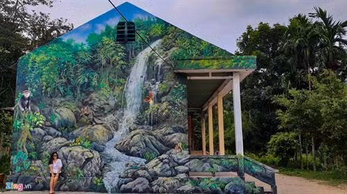 Bản làng thanh bình ở thôn Thọ An, xã Bình An, huyện Bình Sơn (Quảng Ngãi), nơi có làng bích họa độc đáo giữa rừng núi hoang sơ. Nhằm tạo điểm nhấn phát triển du lịch, góp phần cải thiện cuộc sống người dân, huyện Bình Sơn mời nhóm họa sĩ về đi thực địa lấy cảm hứng sáng tác tranh 3D phát sáng ca ngợi tình yêu thiên nhiên, vẻ đẹp truyền thống của đồng bào Cor ở xã Bình An. Bức tranh 3D phát sáng tái hiện không gian hoang sơ thác Tuyền Tung trên bức tường nhà văn hóa thôn Thọ An. Voọc chà vá chân nâu, loài linh trưởng quý hiếm cùng sóc, chim, bướm muôn màu tạo nên bức tranh sống động ở bản làng Bình An. Hoa văn tinh xảo, màu sắc tuyệt đẹp trên cây nêu trong ngày Tết ngã rạ (mừng lúa mới) ở xã Bình An. "Chúng tôi về đây đi khảo sát các dòng suối, ngọn thác, cỏ hoa, chim thú...giữa núi rừng. Anh em ăn ở với dân làng nhiều ngày để lấy cảm hứng vẽ tranh 3D phát sáng tái hiện khung cảnh thiên nhiên hoang sơ và nét đẹp văn hóa truyền thống của đồng bào Cor nơi đây", ông Nguyễn Thanh Tuyên, Trưởng nhóm họa sĩ cho biết. Theo các họa sĩ, dù vùng đất Bình An còn nhiều nghèo khó nhưng đồng bào Cor luôn trân trọng gìn giữ giá trị văn hóa truyền thống, ý thức bảo tồn thiên nhiên núi rừng hoang sơ cho đời sau. Trong ảnh: Phụ nữ Cor gói bánh đót mừng ngày Tết ngã rạ. Ông Tuyên cho rằng, sinh hoạt, giao lưu múa cồng chiêng cùng đồng bào Cor, nhóm họa sĩ đã có nhiều cung bậc cảm xúc đặc biệt về tấm lòng nồng hậu, mộc mạc của dân làng Thọ An. "Đây là chất xúc tác tuyệt vời để chúng tôi hoàn thành những bức tranh thiên nhiên, hồn người sâu lắng giữa núi rừng này", nam họa sĩ tâm sự. Đồng bào dân tộc Cor trong trang phục truyền thống biểu diễn cồng chiêng giữa núi rừng được tái hiện sinh động trên tranh 3D phát sáng ở Thọ An. Các họa sĩ đang hoàn thành bức tranh về khu vườn hoa mai anh đào trên tường nhà dân. Cánh đồng hoa oải hương - Lavender, một trong những loại hoa rất nổi tiếng trên thế giới, đặc biệt là những cánh đồng hoa ở Pháp. Sắc hoa oải hương tím thể hiện tình yêu chung thủy được giới trẻ Việt Nam ưa thích được vẽ trên tường nhà dân nơi đây. Cánh đồng hoa cải nhuộm vàng trên thảo nguyên được tái hiện sống động trên tường nhà dân ở Bình An. Họa sĩ Đỗ Thị Hồng Liên (ngụ TP.HCM), chia sẻ những bức tranh tập trung vào chủ đề cảnh đẹp hoang sơ, hoang dã nơi đây. "Chúng tôi đi khảo sát, ghi lại hình ảnh thực tế 100% trên núi rừng để chuyển tải vào tranh. Nhóm họa sĩ hy vọng những bức tranh 3D phát sáng giới thiệu về phong cảnh thiên nhiên, nét đẹp văn hóa truyền thống của vùng đất này đến với du khách gần, xa ", chị Liên thổ lộ. Những đứa trẻ hồn nhiên bên bức họa 3D phát sáng. Trao đổi với Zing.vn, ông Lý Thọ, Phó chủ tịch UBND huyện Bình Sơn, cho biết địa phương mong muốn mở ra cầu nối đưa du khách đến vùng đất nổi tiếng Thọ An. Do vậy, huyện đã mời nhóm họa sĩ về đây đi khảo sát, tái hiện khung cảnh thiên nhiên hoang sơ, núi rừng lên tranh tạo thêm sản phẩm du lịch. Bức tranh câu cá bên suối Lò To ở thôn Thọ An, xã Bình An. "Địa phương cũng đã lập kế hoạch trồng các loài hoa mai anh đào, phượng tím...; đồng thời phục dựng lại nhà dài (nhà sàn đặc trưng đồng bào Cor), không gian văn hóa cồng chiêng kết nối với tour trải nghiệm tắm suối, thác thúc đẩy phát triển du lịch góp phần cải thiện thu nhập cho người dân nơi đây", ông Thọ nói.