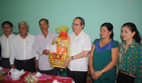 Nhân kỷ niệm 69 năm ngày Thương binh - liệt sỹ (27/7/1947-27/7/2016), chiều 11/7, đồng chí Nguyễn Thiện Nhân, Ủy viên Bộ Chính trị, Chủ tịch Ủy ban Trung ương Mặt trận Tổ quốc Việt Nam thăm và tặng quà các gia đình chính sách trên địa bàn tỉnh Đồng Tháp. Ảnh: Huỳnh Phúc Hậu – TTXVN