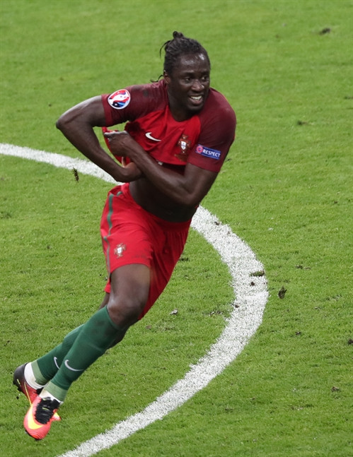 Người hùng Eder ghi bàn thắng vàng Bồ Đào Nha. THX/TTXVN Người hùng Eder ghi bàn thắng vàng Bồ Đào Nha. THX/TTXVN