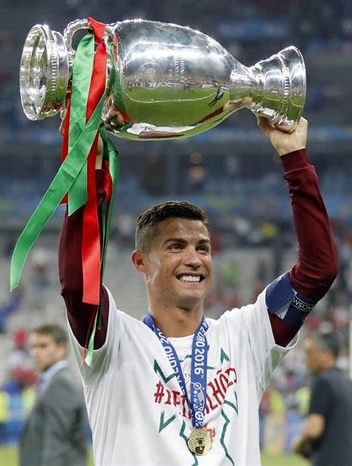 Siêu sao Bồ Đào Nha Cristiano Ronaldo với chiếc Cúp vô địch. EPA/TTXVN Siêu sao Bồ Đào Nha Cristiano Ronaldo với chiếc Cúp vô địch. EPA/TTXVN