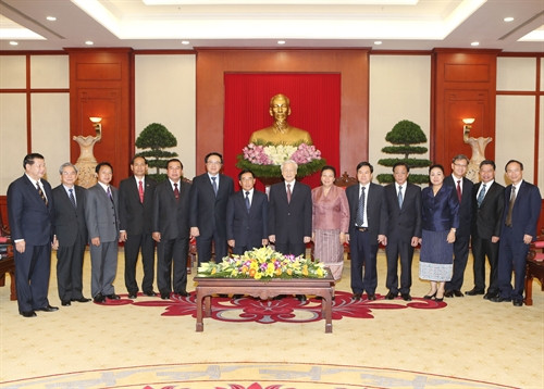 Chiều 11/7/2016, tại Trụ sở Trung ương Đảng, Tổng Bí thư Nguyễn Phú Trọng tiếp đồng chí Phankham Viphavanh, Uỷ viên Bộ Chính trị, Thường trực Ban Bí thư Trung ương Đảng Nhân dân Cách mạng Lào, Phó Chủ tịch nước Cộng hoà Dân chủ Nhân dân Lào đang thăm chính thức Việt Nam. Trong ảnh : Tổng Bí thư Nguyễn Phú Trọng chụp ảnh chung với các đại biểu. Ảnh: Trí Dũng –TTXVN