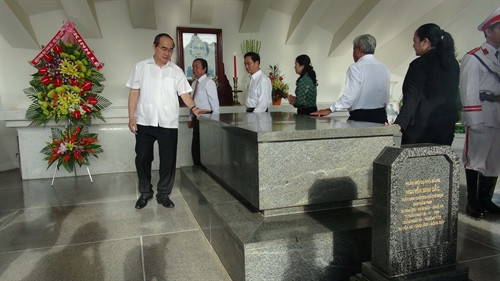 Nhân dịp về thăm và làm việc tại Đồng Tháp , chiều 11/7, Chủ tịch Ủy ban Trung ương Mặt trận Tổ quốc Việt Nam Nguyễn Thiện Nhân cùng Đoàn công tác đã đến dâng hương tại Đền thờ và viếng mộ cụ Phó Bảng Nguyễn Sinh Sắc - thân phụ của Chủ tịch Hồ Chí Minh tại thành phố Cao Lãnh, tỉnh Đồng Tháp. Ảnh: Huỳnh Phúc Hậu – TTXVN .