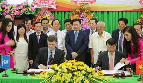 Ông Achim Fock-Quyền Giám đốc quốc gia Ngân hàng thế giới tịa Việt Nam (bên trái) và Thống đốc Ngân hàng Nhà nước Việt Nam Lê Minh Hưng (bên phải) ký Hiệp định. Ảnh:Ngọc Thiện- TTXVN Ông Achim Fock-Quyền Giám đốc quốc gia Ngân hàng thế giới tịa Việt Nam (bên trái) và Thống đốc Ngân hàng Nhà nước Việt Nam Lê Minh Hưng (bên phải) ký Hiệp định. Ảnh:Ngọc Thiện- TTXVN