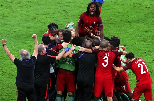 : Niềm vui chiến thắng của các cầu thủ Bồ Đào Nha. EPA/TTXVN : Niềm vui chiến thắng của các cầu thủ Bồ Đào Nha. EPA/TTXVN