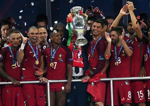 Các cầu thủ Bồ Đào Nha với chiếc Cúp vô địch. EPA/TTXVN Các cầu thủ Bồ Đào Nha với chiếc Cúp vô địch. EPA/TTXVN