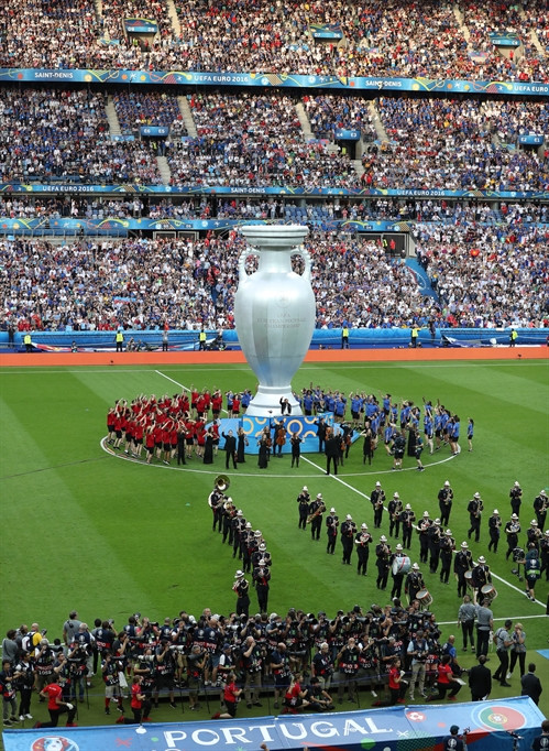Trước trận chung kết, Ban tổ chức EURO 2016 đã tiến hành lễ bế mạc ngắn gọn nhưng đầy màu sắc. Với sự kết hợp đặc sắc giữa hiệu ứng âm thanh và màu sắc, nước chủ nhà Pháp đã gửi tới người hâm mộ bóng đá lời tạm biệt đầy ý nghĩa. Trong ảnh: Toàn cảnh Lễ bế mạc chung kết Giải bóng đá Vô địch Châu Âu (UEFA EURO) 2016. THX/TTXVN Trước trận chung kết, Ban tổ chức EURO 2016 đã tiến hành lễ bế mạc ngắn gọn nhưng đầy màu sắc. Với sự kết hợp đặc sắc giữa hiệu ứng âm thanh và màu sắc, nước chủ nhà Pháp đã gửi tới người hâm mộ bóng đá lời tạm biệt đầy ý nghĩa. Trong ảnh: Toàn cảnh Lễ bế mạc chung kết Giải bóng đá Vô địch Châu Âu (UEFA EURO) 2016. THX/TTXVN